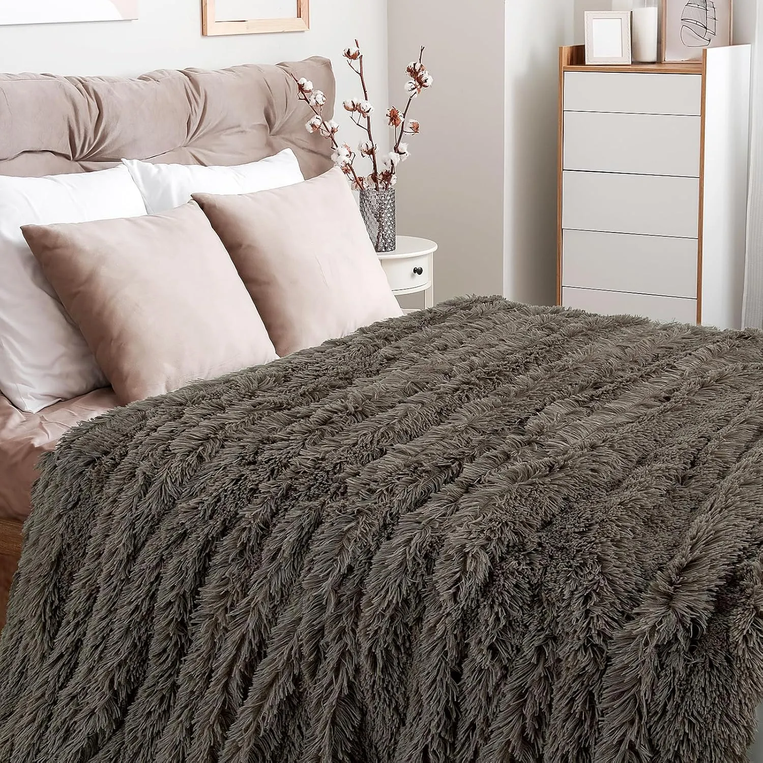 TOONOW Extra Soft Fuzzy Faux Fur Blanket Twin Size 70"x78", Reversible Lightweight Plush Fuzzy Cozy Soft Blankets and Throws for Couch Sofa Bed, Decorative Fluffy Plush Comfy Blanket, Dark Brown